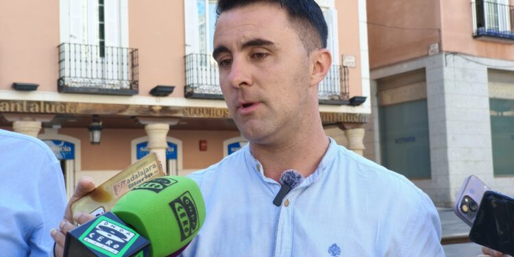 El PSOE denuncia que Guarinos está cobrando más dinero en el recibo del agua de forma irregular