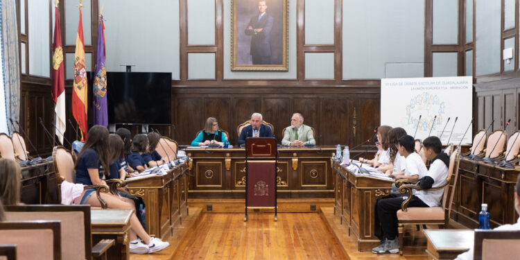 La Diputación invierte 240.000 € en acondicionar y mejorar la carretera entre Casas de San Galindo y Valdearenas