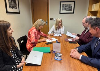 El Ayuntamiento firma la venta de una parcela en la que se construirán 32 viviendas protegidas