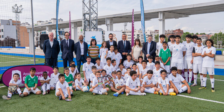 Arbeloa vuelve a visitar la escuela sociodeportiva de la Fundación Real Madrid en Guadalajara