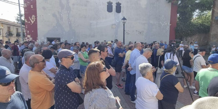 Concentración contra el recorte de paradas de autobús en Guadalajara