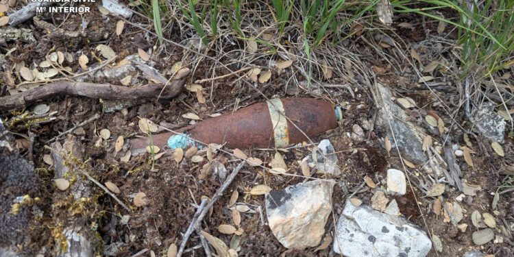 La Guardia Civil desactiva en Sotodosos una granada de la Guerra Civil