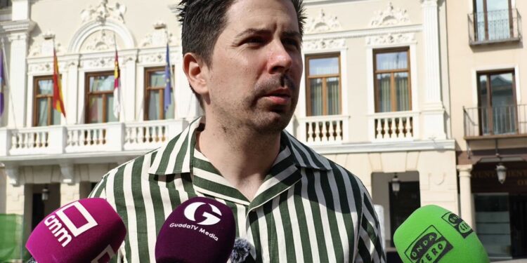 El PSOE quiere que Guarinos se comprometa con los derechos de las personas LGTBI