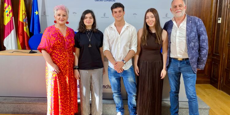 El Gobierno regional felicita a los tres mejores de la PAU en Guadalajara