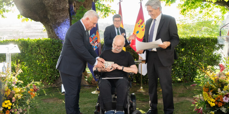 Martín Caparrós recibe el premio ‘Cátedra Manu Leguineche’