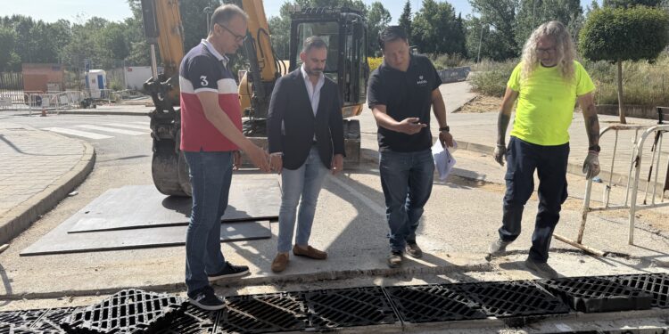 El Ayuntamiento mejora la red de aguas pluviales en Manantiales para evitar inundaciones
