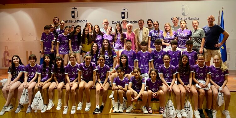 Castilla-La Mancha felicita a las promesas del Balonmano Guadalajara por su temporada