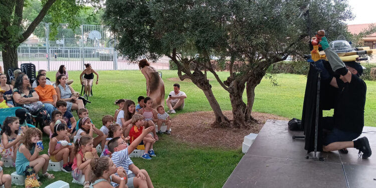 Gran afluencia de público en la apertura del 8º Festival Titirinillas