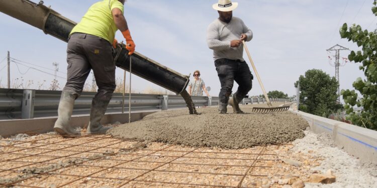 Últimas obras de la pasarela de Alovera