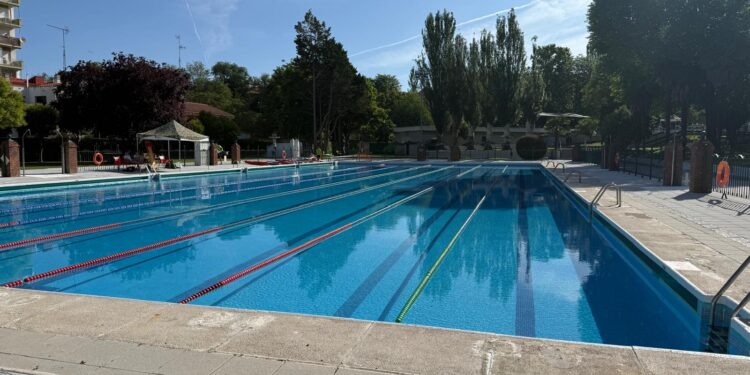 Que el calor no te haga pasar un mal verano, ya está abierta la piscina de Guadalajara
