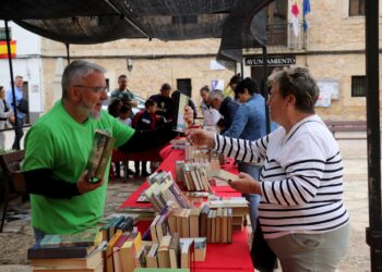 Fuentenovilla saca los libros a la calle