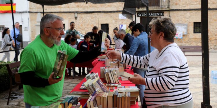 Fuentenovilla saca los libros a la calle