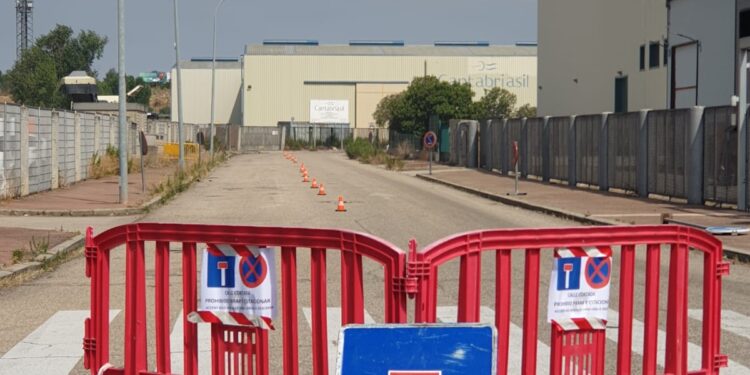 Los bomberos siguen trabajando en el incendio de Azuqueca