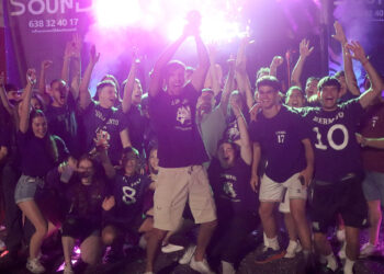 Una peña de Cabanillas dona un premio a la Asociación Española de Cáncer de Mama Metastásico