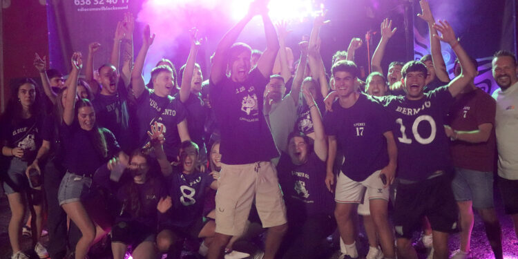 Una peña de Cabanillas dona un premio a la Asociación Española de Cáncer de Mama Metastásico