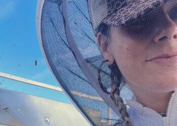 Entrevista con Raquel Adalid (apicultora): «Las mujeres tenemos gran capacidad de observación lo que hace que  hagamos un gran trabajo»