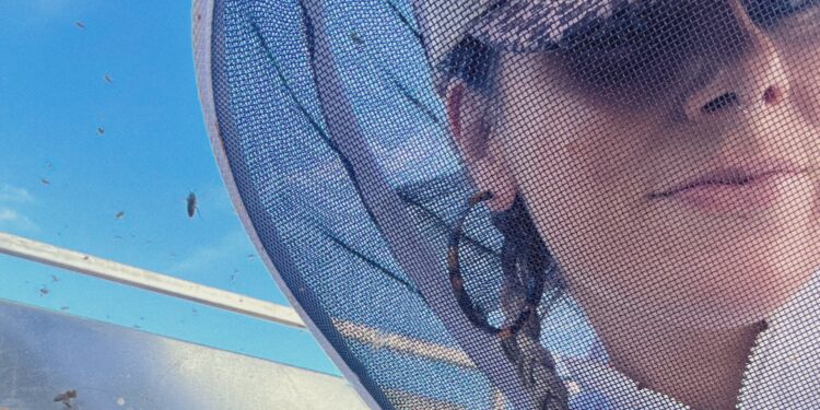 Entrevista con Raquel Adalid (apicultora): «Las mujeres tenemos gran capacidad de observación lo que hace que  hagamos un gran trabajo»