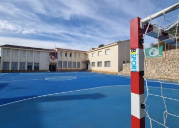 Pareja refuerza su compromiso con la escuela rural