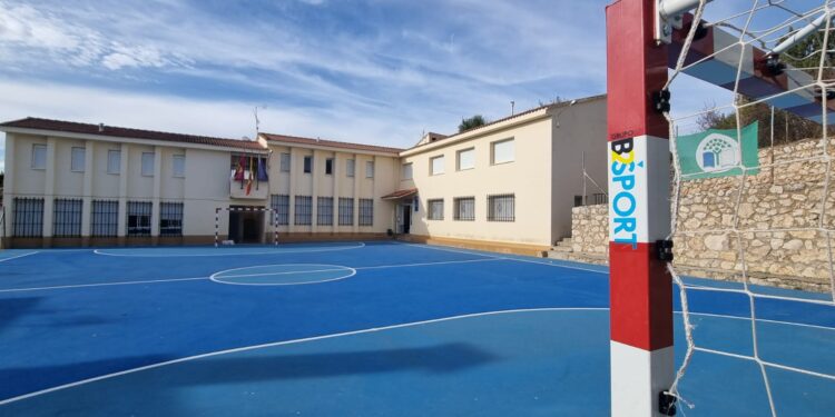 Pareja refuerza su compromiso con la escuela rural