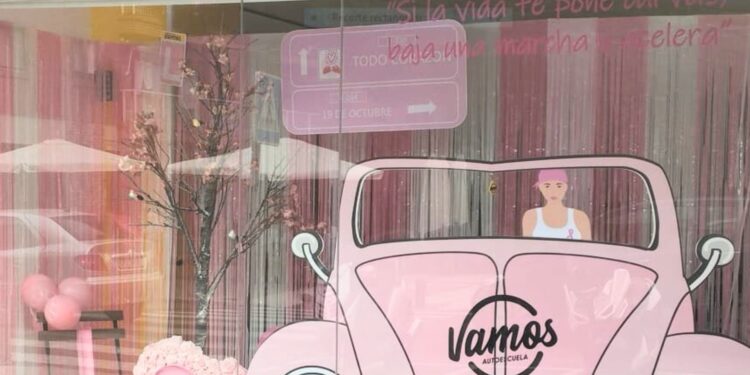 Guadalajara arranca su concurso de escaparates en rosa