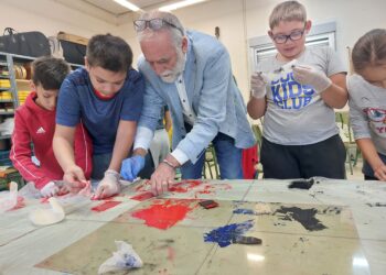 El Gobierno regional acerca la artesanía a los colegios