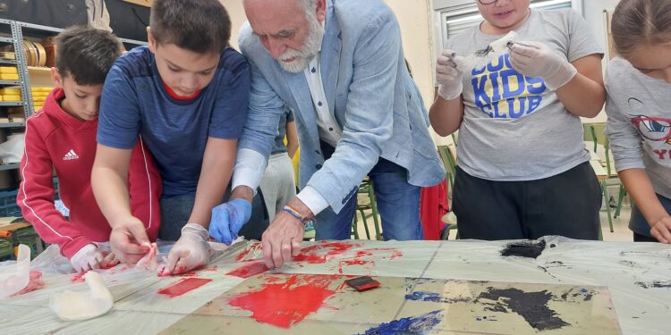 El Gobierno regional acerca la artesanía a los colegios