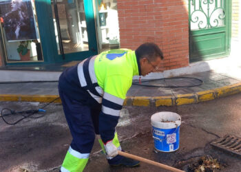 Cabanillas arranca su campaña de limpieza de imbornales