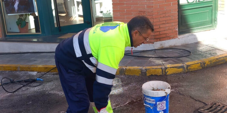 Cabanillas arranca su campaña de limpieza de imbornales