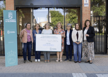 Alovera entrega cheque a la Asociación Española contra el Cáncer
