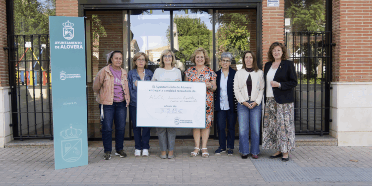 Alovera entrega cheque a la Asociación Española contra el Cáncer