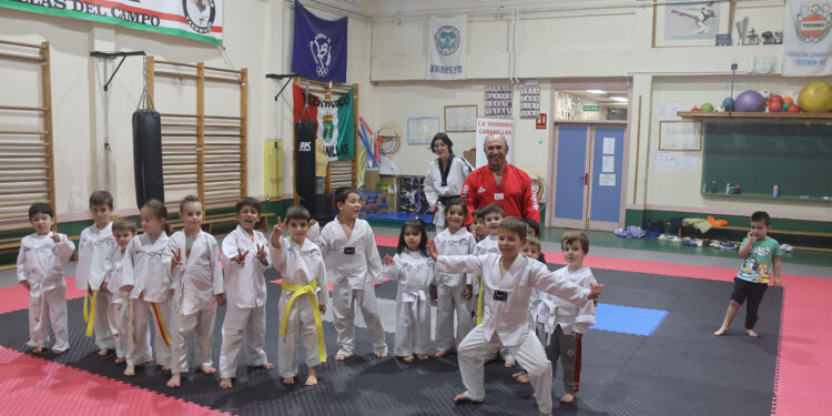 La Escuela Municipal de Taekwondo de Cabanillas tiene un nuevo tatami