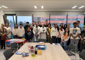 Estudiantes de bachillerato conocen el trabajo en el hospital