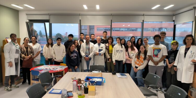 Estudiantes de bachillerato conocen el trabajo en el hospital